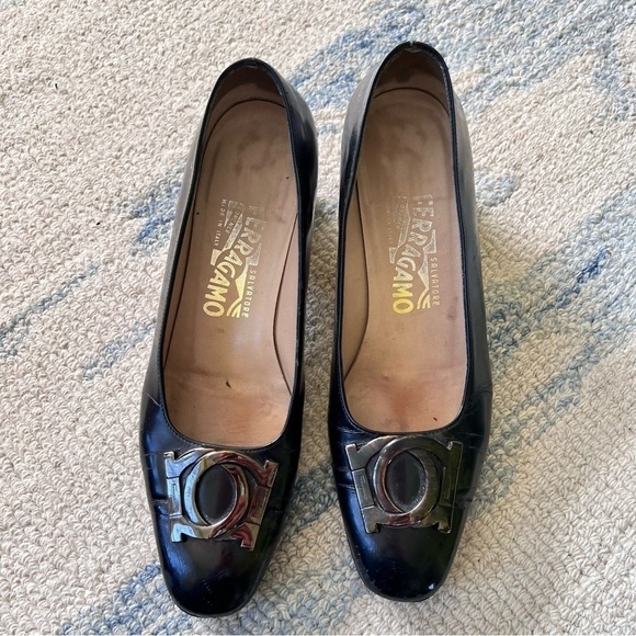 SALVATORE FERRAGAMO DESIGNER BLACK LOGO PUMPS SIZE 7 - Picture 1 of 8